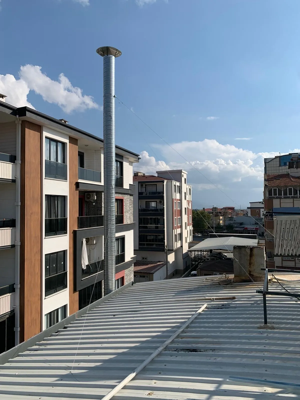 Bina çatısında yükseltilmiş egzoz bacası uygulaması