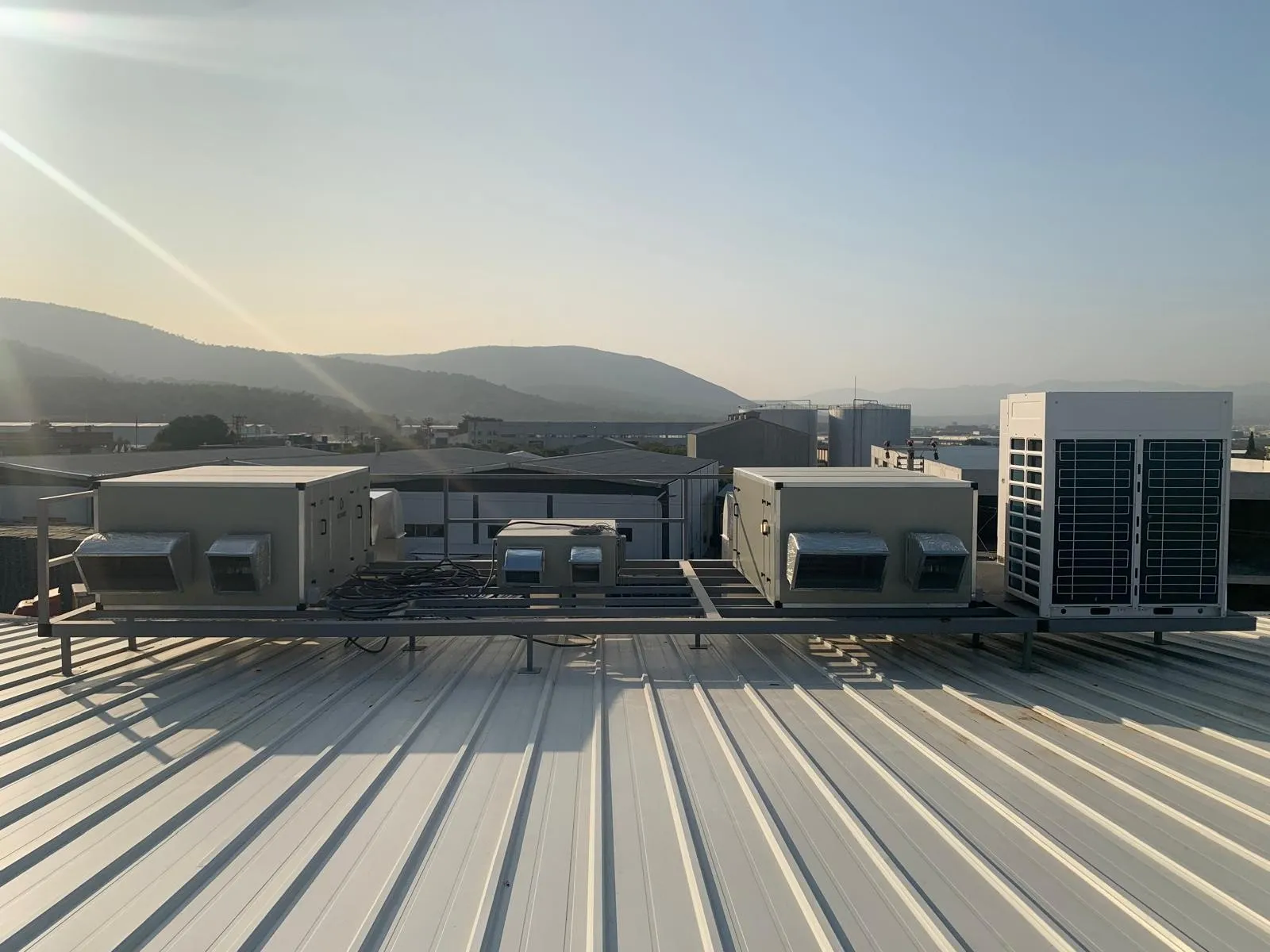 Çatıya yerleştirilmiş VRF dış üniteleri ve paket klima cihazları