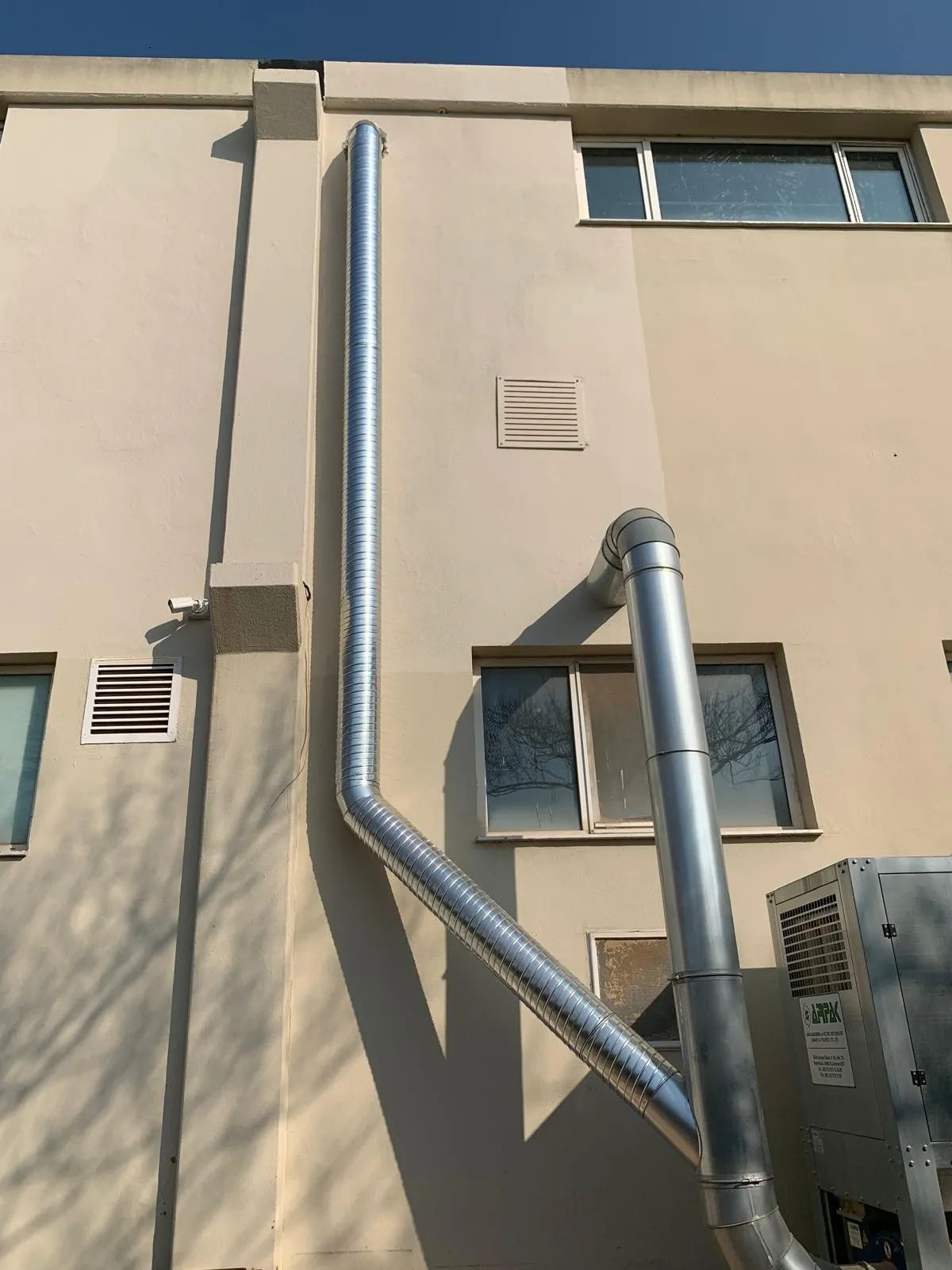Bina dış cephesinde dirsekli spiral egzoz kanalı