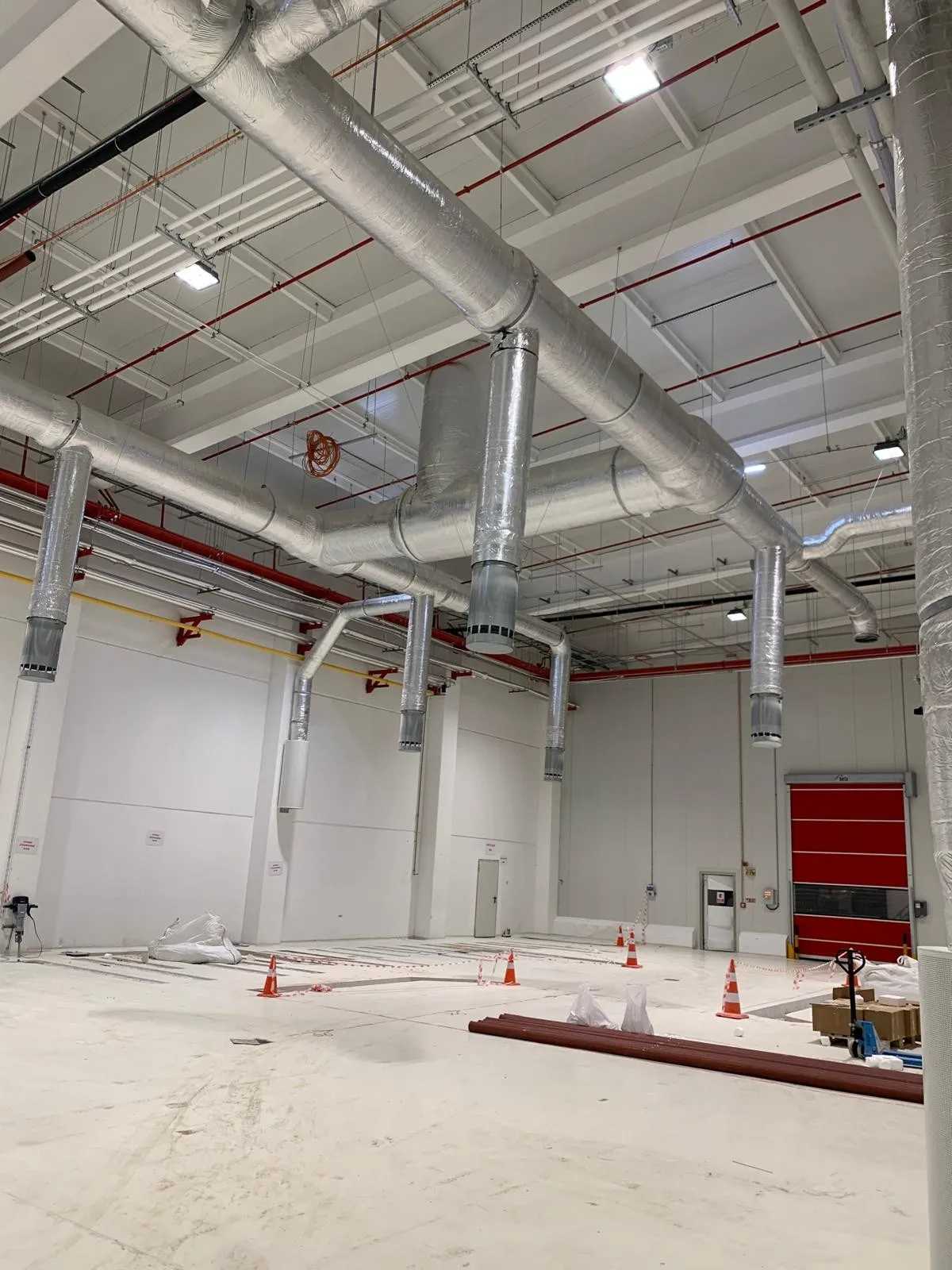 Yeni fabrika binasında tavana asılı spiral kanal havalandırma hattı