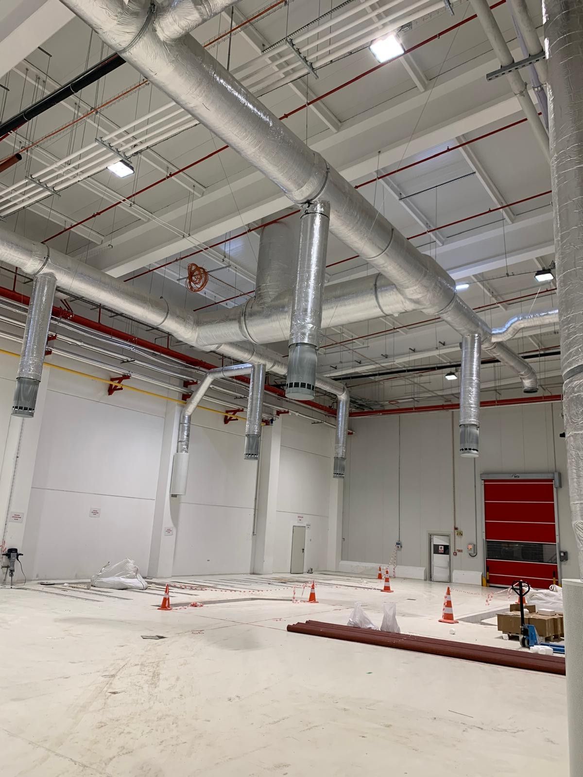 Fabrika tavanında Oksijen İklimlendirme'nin kurduğu spiral kanal havalandırma hattı