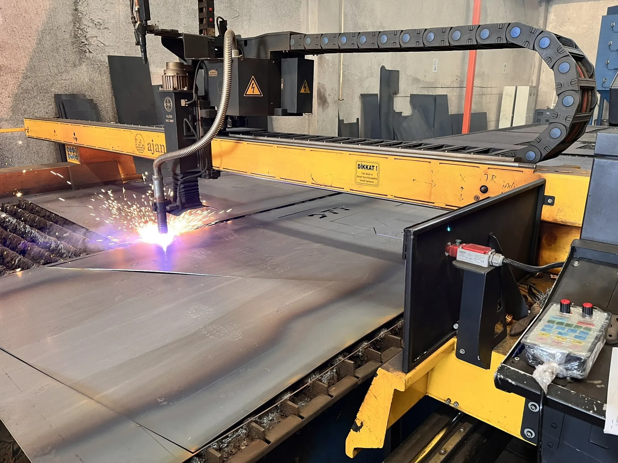 Atölyemizdeki CNC plazma kesim makinesi