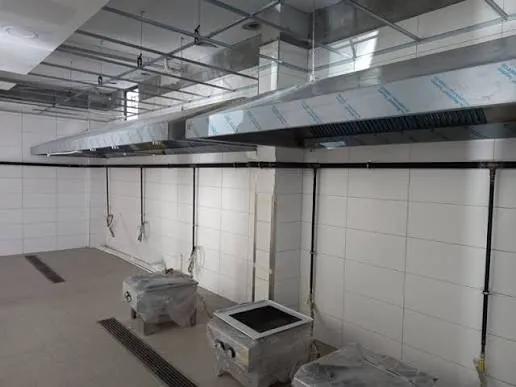 Mutfak duvarı boyunca monte edilmiş endüstriyel davlumbaz